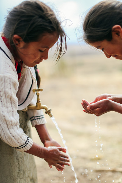 En Amérique latine, les enfants peuvent se laver les mains grâce au partenariat de la Fondation Kimberly-Clark avec Water For People qui a abouti à des interventions en matière d'eau, d'assainissement et d'hygiène (WASH).  Crédit photo : De l'eau pour les gens