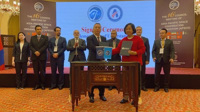 Mr. Sun Fengquan, Co-Chairman and Chief Executive Officer of HKATG, and Ms. Yu Qi, Secretary General of APSCO, signed a memorandum of understanding on cooperation Mr. Sun Fengquan, Co-Chairman and Chief Executive Officer of HKATG, and Ms. Yu Qi, Secretary General of APSCO, signed a memorandum of understanding on cooperation