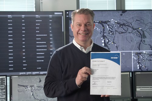 Delighted to receive world’s first IEC 62443 cybersecurity certification for drone systems: Matthias Gronstedt, Managing Director at HHLA Sky, presents the certificate, issued from the German technical inspection agency TÜV Nord.