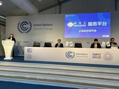 Wu Fan, deputy general manager and Chen Jinxi, general manager of CLEEX, released the Carbon Neutrality&Carbon Inclusion(CNI) International Voluntary Emission Reduction Service Platform to international media. (PRNewsfoto/All-China Environment Federation)