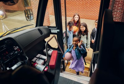 Des enfants montent à bord d'un autobus électrique.