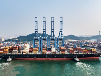 Foreign cargo ships docking at the unmanned automated terminal of Qingdao Port
