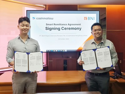 Cashmallow CEO Hyeong Un Yun (left) and BNI Digital Project Manager Martinus Trias Hendarko (right) pose during the signing ceremony between Cashmallow and BNI