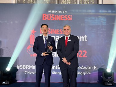 Mr. Johnson Wang receiving the Executive of The Year in Biotechnology category Award (PRNewsfoto/Genscript)