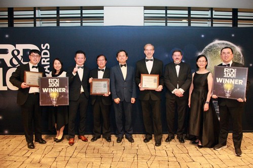 Representatives from ITRI and Celanese® Micromax™ accept their awards at the R&D 100 Awards Gala in San Diego on November 17