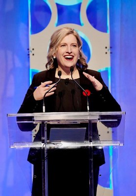 La Dre Julie Cafley, directrice exécutive, Catalyst Canada, prononce son mot de bienvenue lors de la remise des Prix honorifiques Catalyst cette année qui a eu lieu le 9 novembre 2022 à Toronto (PRNewsfoto/Catalyst)