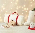 Faites le plein de cadeaux avec la nouvelle collection de marchandises des Fêtes 2022 de Tim Hortons, qui inclut un bas de Noël, une couverture douillette, une boule à neige et une paire de bas festifs