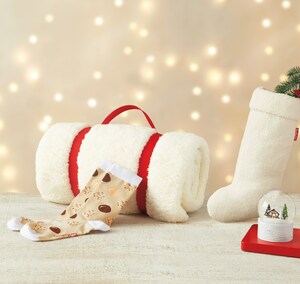 Faites le plein de cadeaux avec la nouvelle collection de marchandises des Fêtes 2022 de Tim Hortons, qui inclut un bas de Noël, une couverture douillette, une boule à neige et une paire de bas festifs
