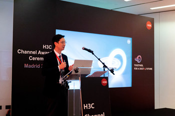 Qiao Yan, vicepresidente de H3C International Business, pronunció el discurso de apertura