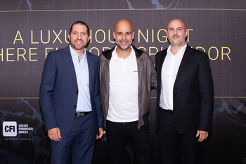 Pep Guardiola con los cofundadores de CFI, los Sres. Hisham Mansour (izquierda) y Eduardo Fagouri (derecha) (PRNewsfoto/CFI Dubai)