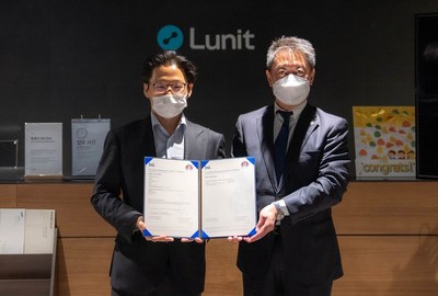 Lunit CEO Brandon Suh (left) and Teruo Shingai, Commercial Operations Director, Regulatory Service (Medical Devices) APAC at BSI attend an MDR CE certificate presentation ceremony at Lunit's Seoul headquarters.