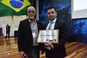 Urandir de Oliveira recebe homenagem em pré-estreia de documentário sobre Fuzileiros Navais do Brasil