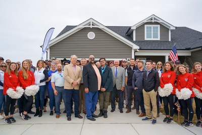 SSG George Perez and his family took ownership of a new Mattamy home built and donated to honor his service in the U.S. Army. (CNW Group/Mattamy Homes Limited)