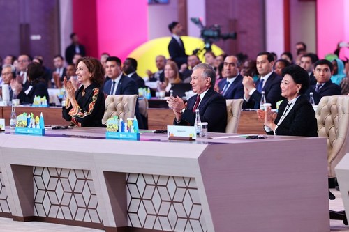 UNESCO Director-General Audrey Azoulay (L), President of Uzbekistan Shavkat Mirziyoyev (C) and other participants in the World Conference on Early Childhood Care and Education held in Tashkent on 14-16 November, 2022.
