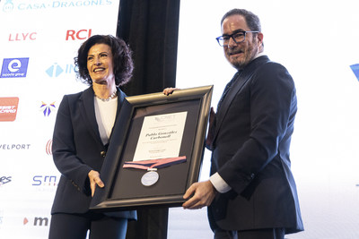 Gabriela Vargas recibe de manos de Braulio Arsuaga, presidente del CNET, el reconocimiento póstumo a la trayectoria y legado de Pablo González Carbonell