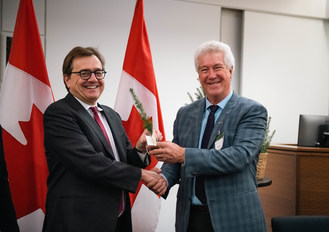 Pictured (left to right): the Honourable Jonathan Wilkinson, Minister of Natural Resources, and Rob Keen, Chief Executive Officer, Forests Ontario. Photo: Natural Resources Canada (CNW Group/Forests Ontario)
