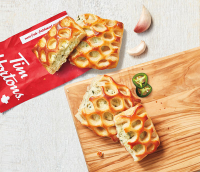 Votre Tim préféré offre un nouveau produit savoureux à ne pas manquer : les Bouchées Tim, de délicieux feuilletés fraîchement préparés tout au long de la journée, offerts en deux saveurs, ail et fines herbes, et jalapeño