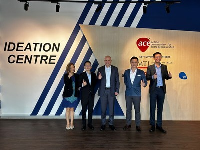 Mr Mothanna Gharaibeh in the center, flanked by both BIGO Technology representatives on the left and ACE representtives on the right, at the Ideation Centre, ACE.