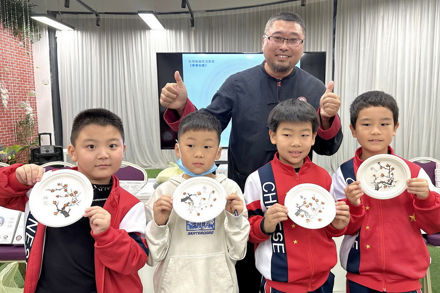 Um programa de aprendizado de pintura de grãos Dongming realizado no Centro de Exposições de Artes e Ofícios de Shandong