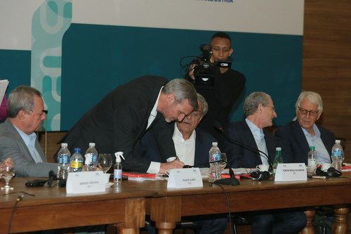 Pablo Fava, CEO Brasil da Siemens, assina acordo de cooperação para projetos de educação, inovação e tecnologia com propósito com o SENAI. Foto: Divulgação/SENAI