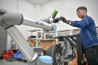 Collaborative robots developed by Hyundai Mobis