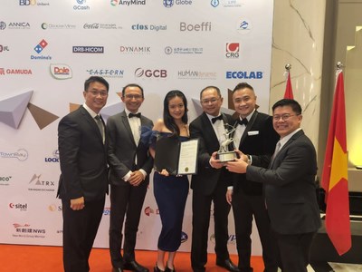 Ecolab team in Malaysia receives the award in Kuala Lumpur – from left to right: Wong Hwee Jiau – Regional Technicl Manager , Cyron Soyza – Regional Marketing Manager, Esther Leong – Country District Representative, Jason Chow – Country Manager Malaysia and Corporate Account Director, Melvin Lim – Regional Distribution Manager, Ong See Chan – Country Business Lead, Nalco Water Light.