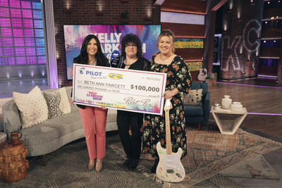 Ariann Langsam, Vice President of Marketing for Pilot Pen, announces Beth Ann Fawcett as 2021 G2 Overachievers Grant winner on The Kelly Clarkson Show.