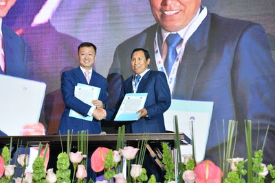 Michael Xue, vice-presidente da Huawei América Latina e Caribe  , e Paulino Machaca, reitor da Universidad Nacional del Altiplano no LAC ICT Talent Summit. Foto: divulgação.