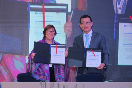Claudia Uribe, diretora da OREALC/UNESCO e Michael Xue, vice-presidente da Huawei América Latina no LAC ICT Talent Summit. Foto: divulgação.