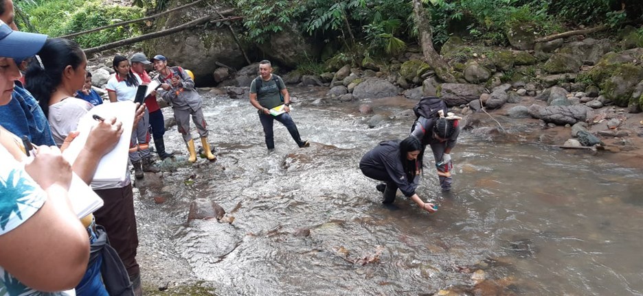Photo 4 – Water sample certification for local community members (CNW Group/Libero Copper & Gold Corporation.)