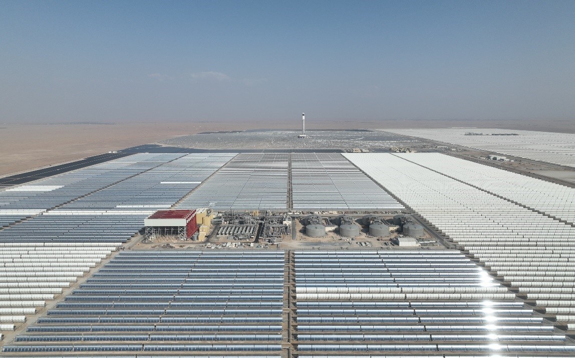 O projeto número 1 da unidade solar térmica da Shanghai Electric em Dubai conecta-se à rede