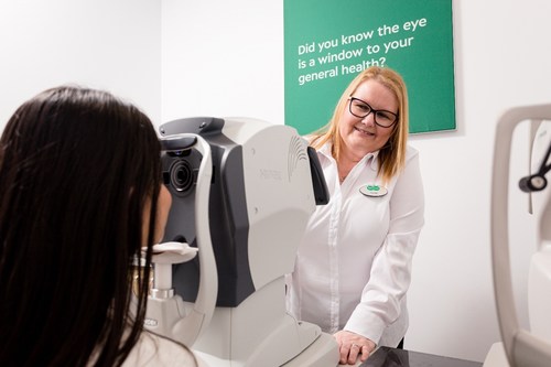A Specsavers professional performs optical coherence tomography (OCT) on a patient.  (CNW Group/Specsavers Canada)