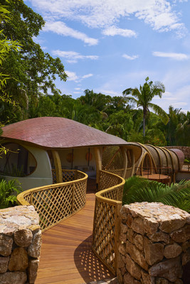 Naviva awakens the intrinsic bond that humans have with nature through biophilic design – an architectural approach that immerses people in their natural surroundings. The transformative journey begins as soon as guests arrive, meeting their personal guide at Capullo Landing, a cocoon-inspired bamboo bridge overlooking a dramatic forest ravine.
