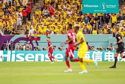 Un panneau publicitaire DEL d'Hisense sur le bord du terrain à la Coupe du monde de la FIFA, Qatar 2022 (PRNewsfoto/Hisense)