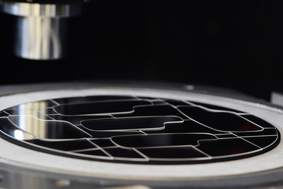 Layout of SCHOTT RealView® eyepieces on a high refractive index wafer following laser cutting with a 3D-Micromac laser micromachining system. Image source: 3D-Micromac.