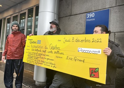 Chèque géant au montant de 6,7 milliards $ livré au ministère des Finances par trois représentants du Collectif pour un Québec sans pauvreté. Le porte-parole du Collectif, Serge Petitclerc, se trouve au centre. (Groupe CNW/Collectif pour un Québec sans pauvreté)