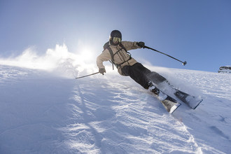 世界滑雪冠军和战俘联盟成员杰斯·热瑟在新西兰的志向山滑雪。图片来源:Miles Holden / 11小时赛车