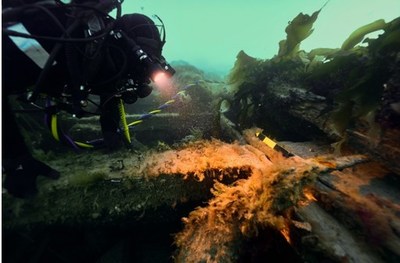 Un archéologue subaquatique de Parcs Canada observe un cabillot sur le pont supérieur du HMS Erebus, septembre 2022. Crédit: Marc-André Bernier, Parcs Canada (Groupe CNW/Parcs Canada)