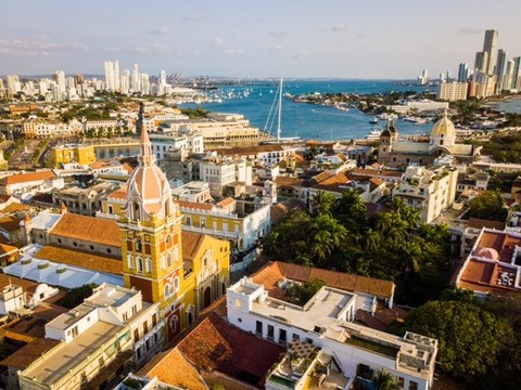 Foto Mulher viajante viajar para a cidade velha de Split na