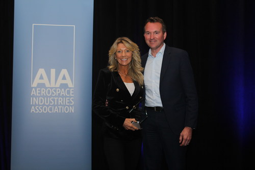 SAS CEO Heather Bulk receives the AIA Voice of Industry Award from President and CEO Eric Fanning at 2022 fall Board of Governors.