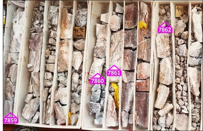 Photos 3: Core interval from drill hole CEN08-10 with intense argillic alteration (kaolinite) averaging 232 ppb Au, 5.5 ppm Ag, 1,328 ppm As, 102 ppm Hg, 50.8 ppm Sb & 4.4 ppm Mo over 6.7 m starting at 88.4 m (weighted average of samples 7859 through 7862). (CNW Group/Southern Empire Resources Corp.)