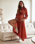 萨什宣布娜塔莉·霍洛威将成为该品牌孕妇退货政策的新代言人