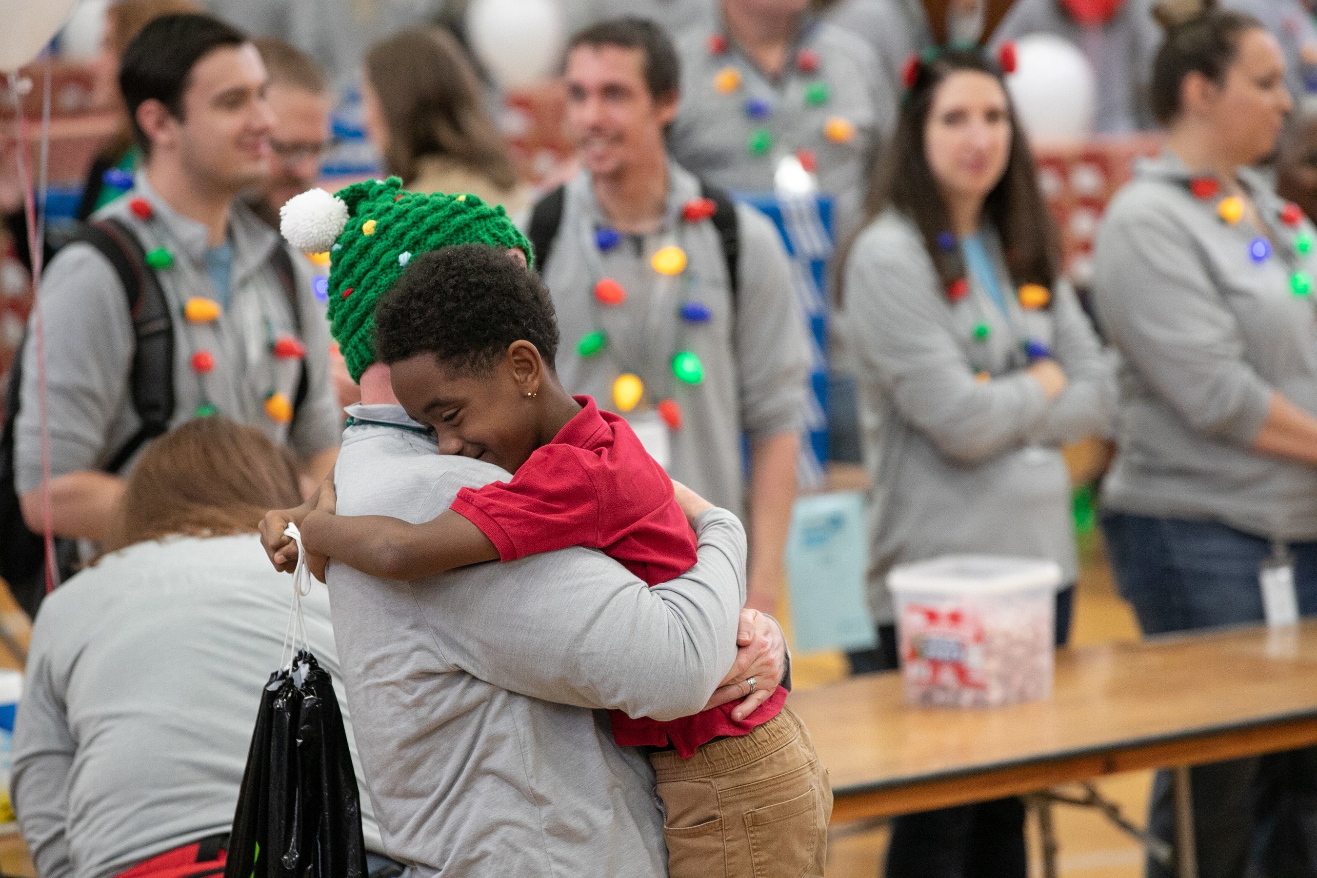 GENESCO EMPLOYEES FIT PARK AVENUE ELEMENTARY STUDENTS WITH NEW SHOES AT ANNUAL COLD FEET, WARM SHOES COMMUNITY EVENT