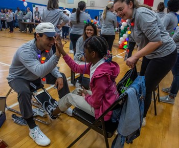 Genesco employees fitted all Park Avenue Elementary students in Nashville with new shoes at Genesco’s 2022 Cold Feet, Warm Shoes event. (Photo credit Alan Poizner)