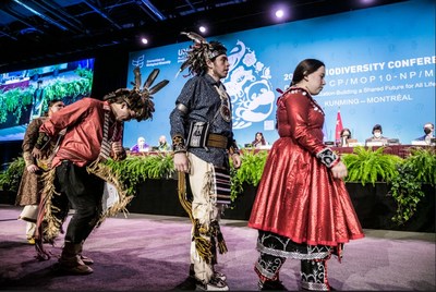 Des danseurs autochtones excutent une danse devant un groupe d'experts sur la nature et la culture  la COP15. (Groupe CNW/Environnement et Changement climatique Canada)
