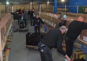 Les pompiers de Montréal se remettent plus que jamais à pied d'oeuvre à l'occasion de la 35e édition de leur campagne des paniers de Noël au bénéfice de plusieurs centaines de familles