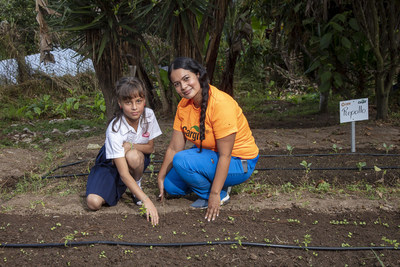 Cargill technicians work with students in the garden of a model school in El Porvenir, Honduras, which is supported by Cargill and CARE. The school offers instruction in nutrition, hygiene, health, and fitness. Parent volunteers work in the school’s kitchen, preparing nutritious lunches from the products of the school’s community garden. The students often make art out of recycled materials and decorate the school. Photographed in November 2022. Photos by Laura Noel/CARE