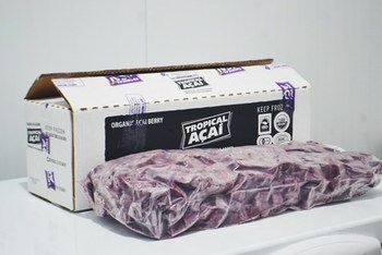 The acai cube case comes with 2 bags (4 kilos each bag) or approximately 1000 cubes total.  The equivalent of 80 traditional packs per case.