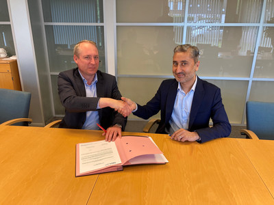 GEA制药固体剂型全球负责人Navin Lakhanpaul(右)和Hovione首席执行官Jean-Luc Herbeaux(左)签署了两家公司密切合作的协议。(照片:赫亚)