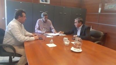 Photo 1: The Minister of Mining of San Juan, Ing. Carlos Astudillo, together with Guillermo Juárez, Country Manager and Francisco Torti, Director of Corporate Relations, review the permits for geological studies at the Esperanza project (CNW Group/Libero Copper & Gold Corporation.)